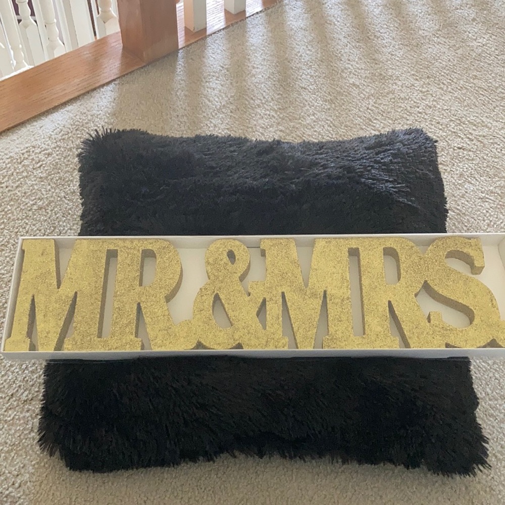 Mr & Mrs. table sign